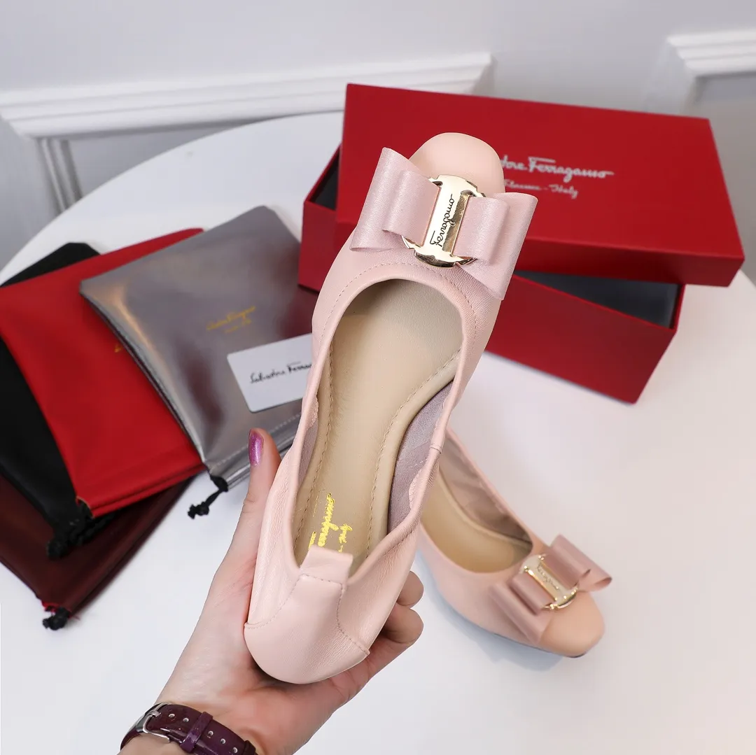 👟👟Ex-factory price 360👟👟 Early spring new style Salvatore Ferragamo hot style small square toe egg roll shoes [wit] 5mm high elastic latex, so soft you want to cry❗️The toe is equipped with Ferragamo's signature hardware butterfly🦋 buckle. Newly opened mold and upgraded outsole, 1cm heel is comfortable and not tiring. Upper: mixed sheepskin Inner pads: light goatskin (non-fading) Color: black, white, gun, red, burgundy, blue, pink Code number: 34-41